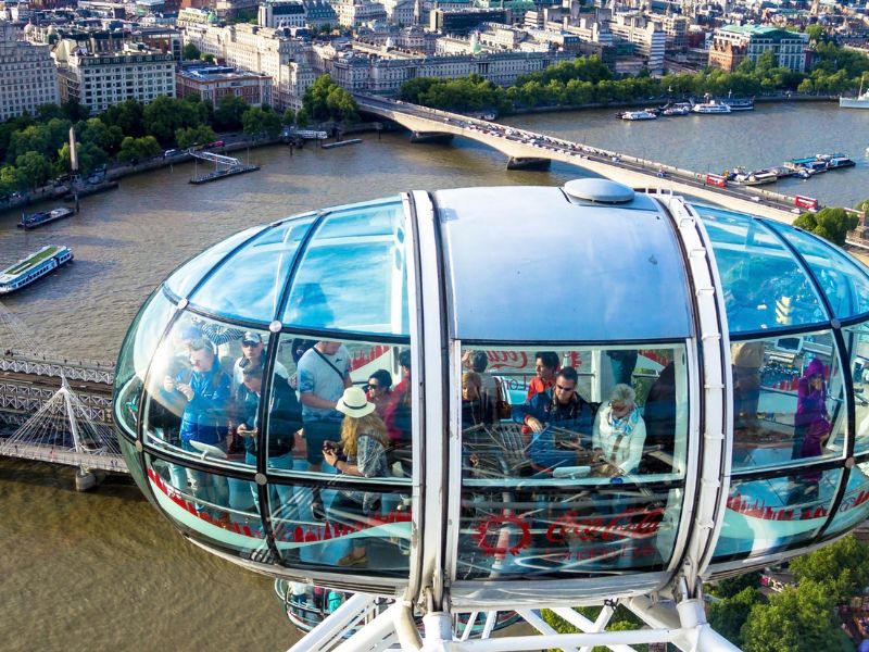 Gondel-des-London-Eye-mit-Passagieren.jpg