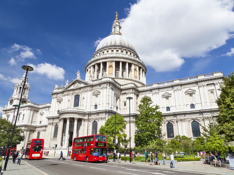 St-Pauls-Cathedral-mit-Kuppel-und-Bus-davor.jpg