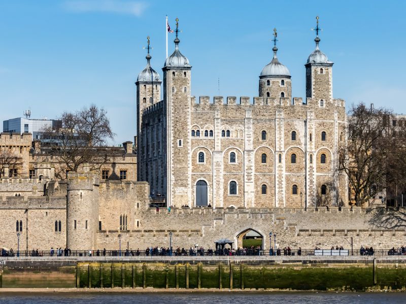 Wahrzeichen-der-Stadt-ist-die-Burganlage-Tower-of-London.jpg